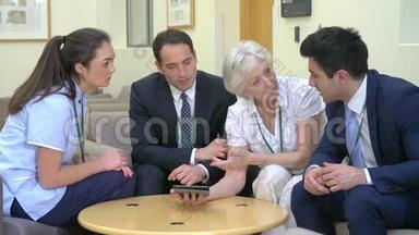 医疗小组讨论数码平板电脑病人须知